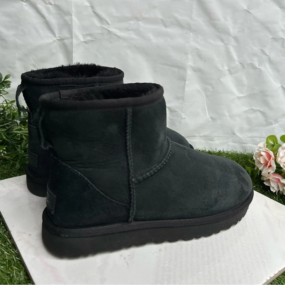 UGG Classic mini II black winter boots women SIZE 10 gently used